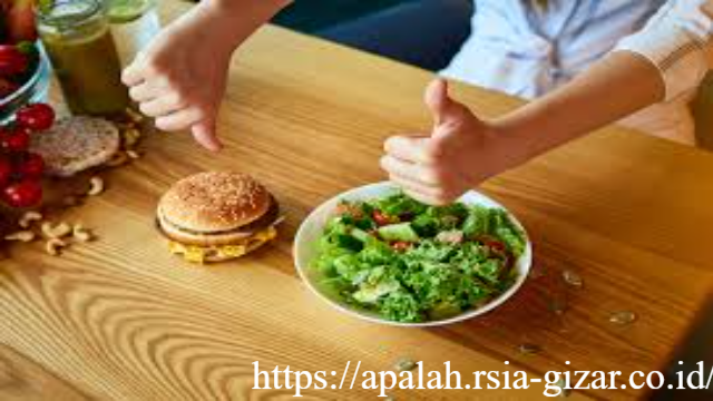 Apakah Penderita Darah Tinggi Boleh Makan Ikan Asin? Ini Penjelasannya - Pendahuluan: Pertanyaan yang Sering Muncul Ikan asin menjadi lauk favorit banyak masyarakat Indonesia. Rasanya yang gurih dan aromanya yang khas menggugah selera makan. Namun bagi penderita darah tinggi atau hipertensi, muncul pertanyaan besar. Apakah mereka masih boleh menikmati lauk satu ini?